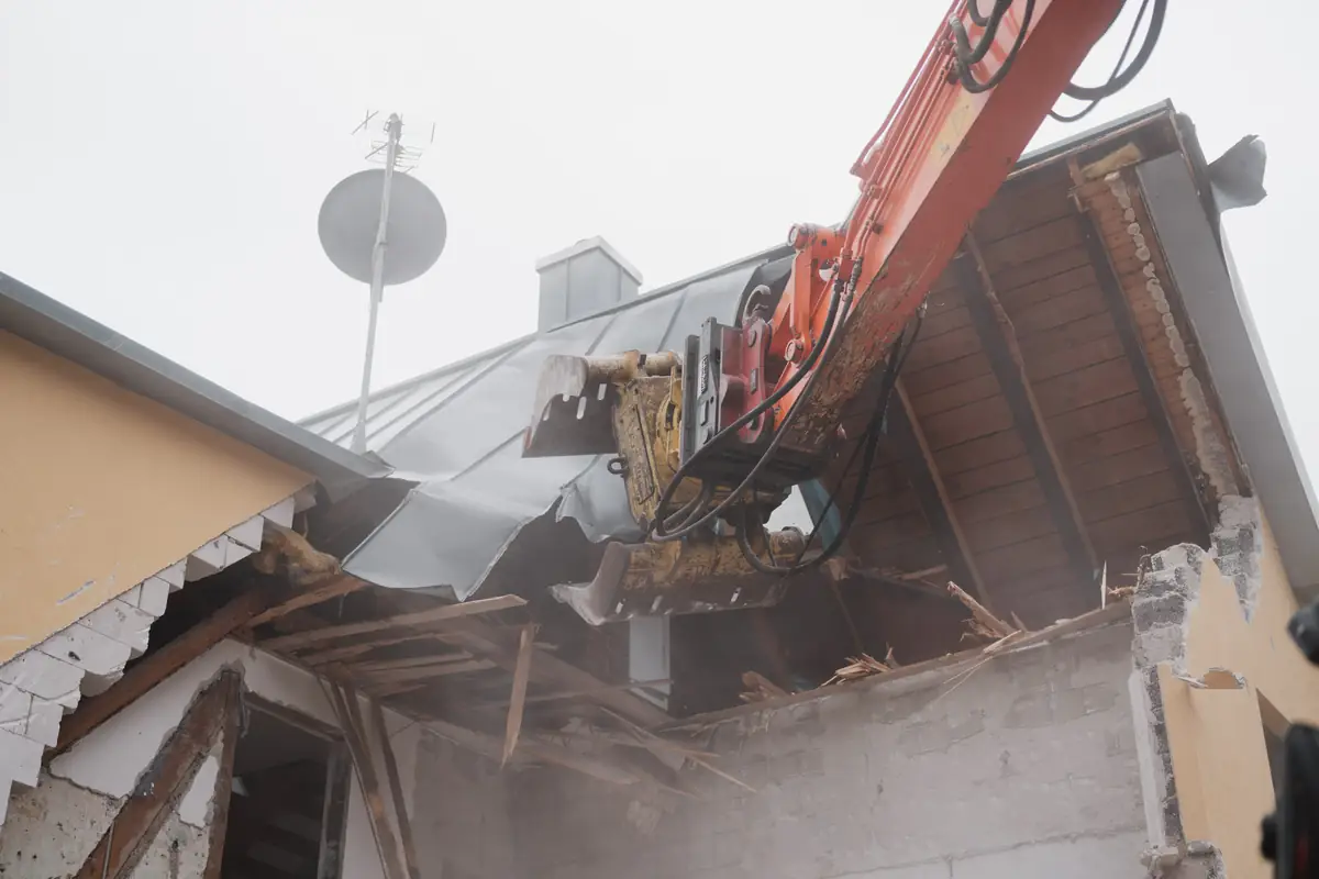 Bagger beim Dachrueckbau eines Wohnhauses in Niederbayern