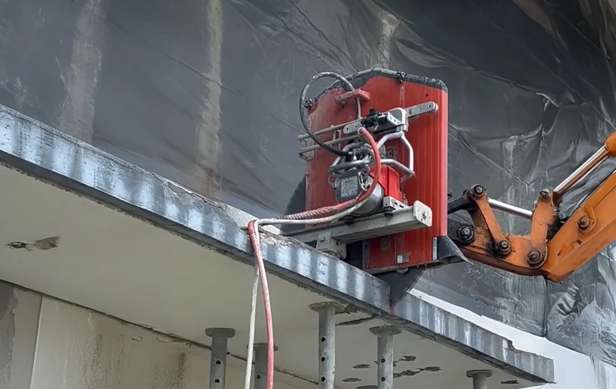 Wandsaege bei Betonsaegearbeiten an einer Fassade