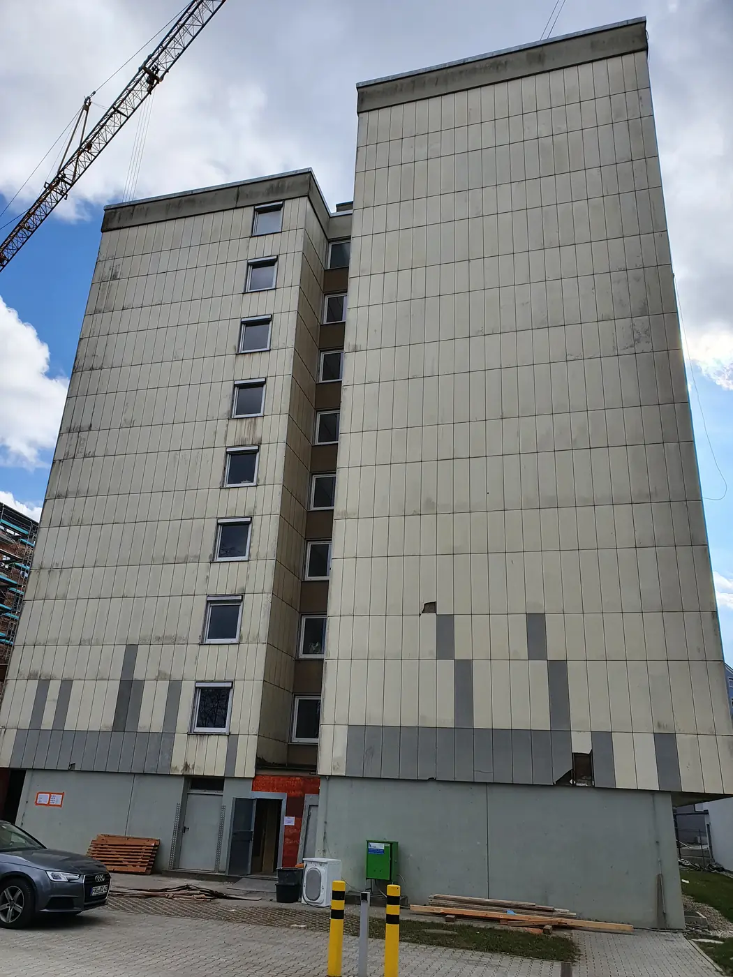 Bestandsgebaeude vor der Sanierung der Asbestfassade in Deggendorf