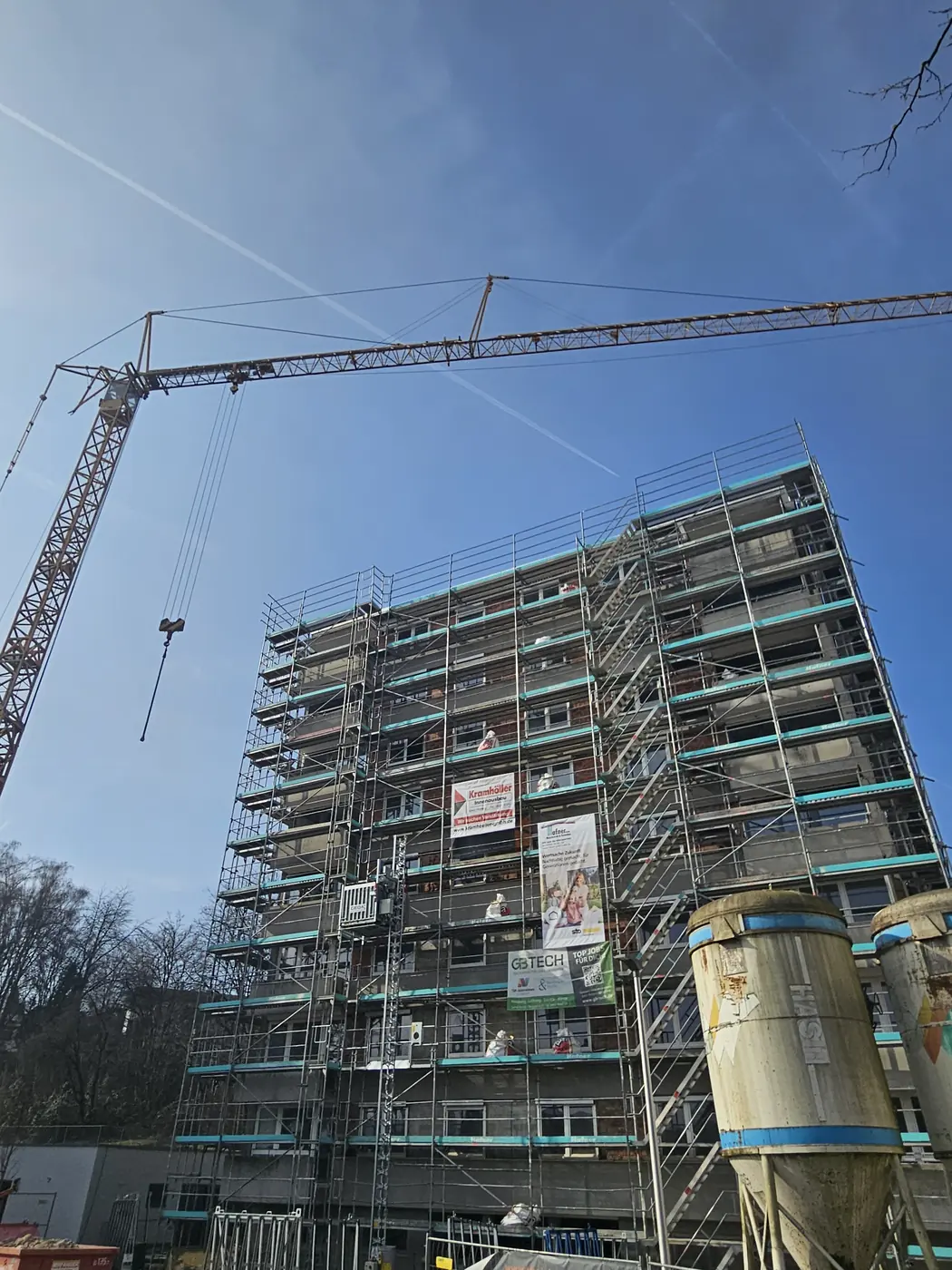 Wohnblock mit Geruest bei der Asbestfassaden-Sanierung in Deggendorf