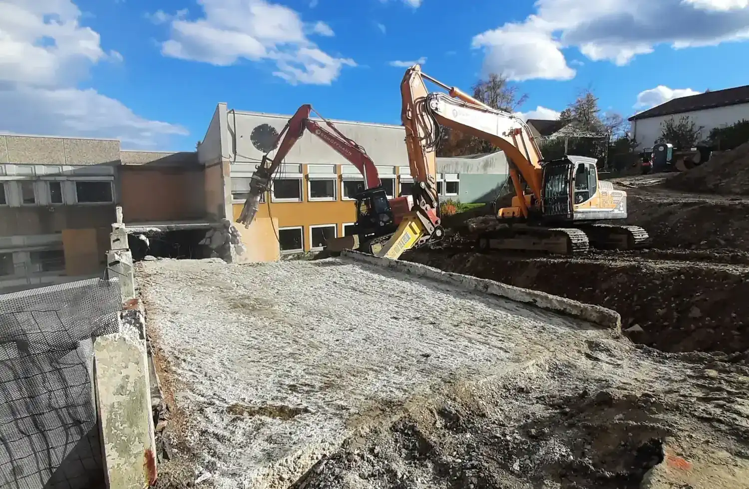 Zwei Bagger beim Gebaeudeabbruch am Caritas Foerderzentrum Passau