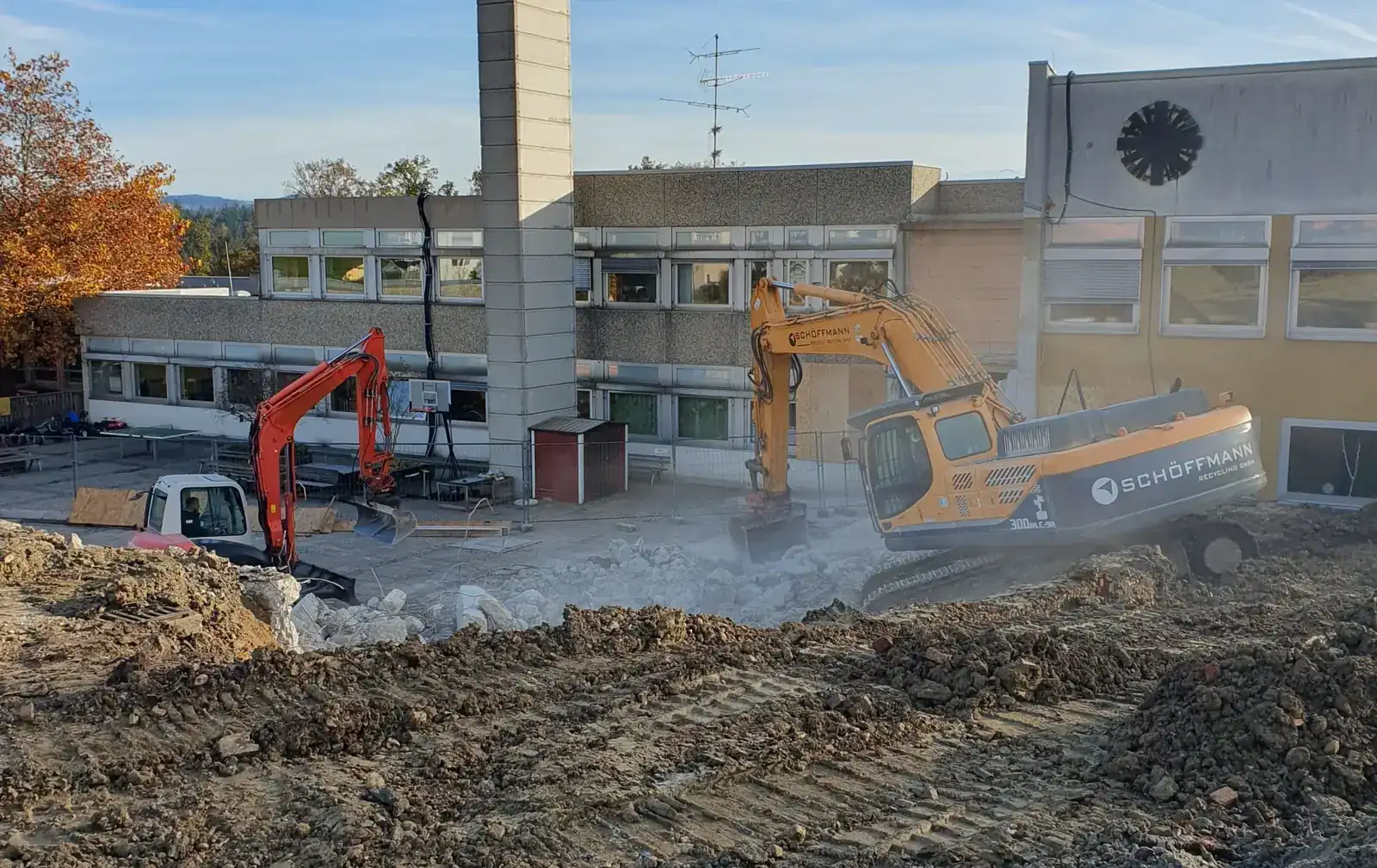 Zwei Bagger beim Teilabbruch des Caritas Foerderzentrums Passau