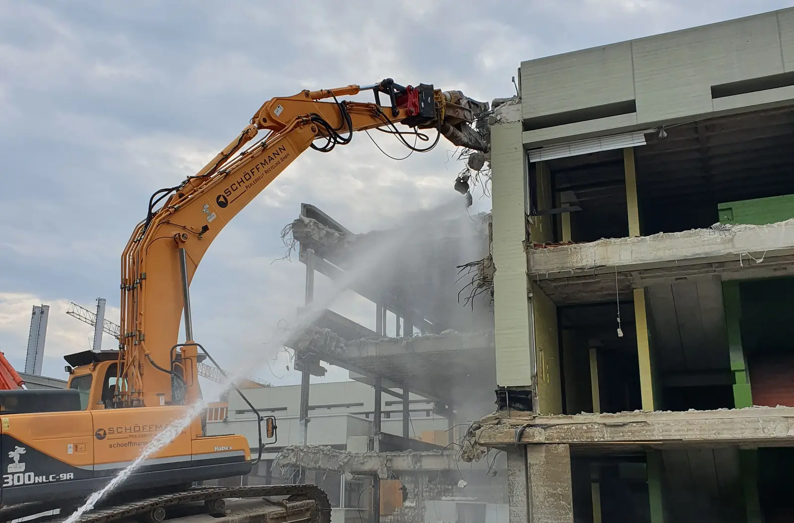 Abbrucharbeiten mit Staubbindung am Schulzentrum Deggendorf
