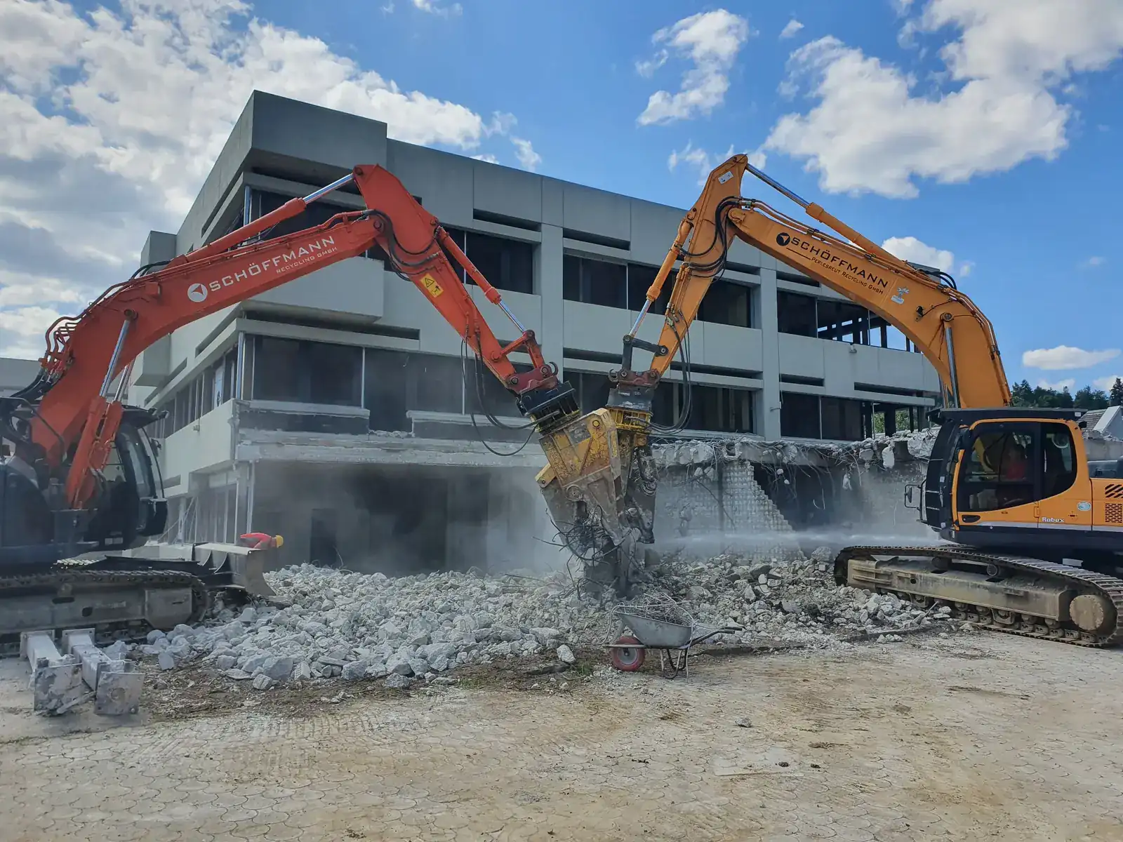Zwei Bagger beim Rueckbau am Schulzentrum Deggendorf