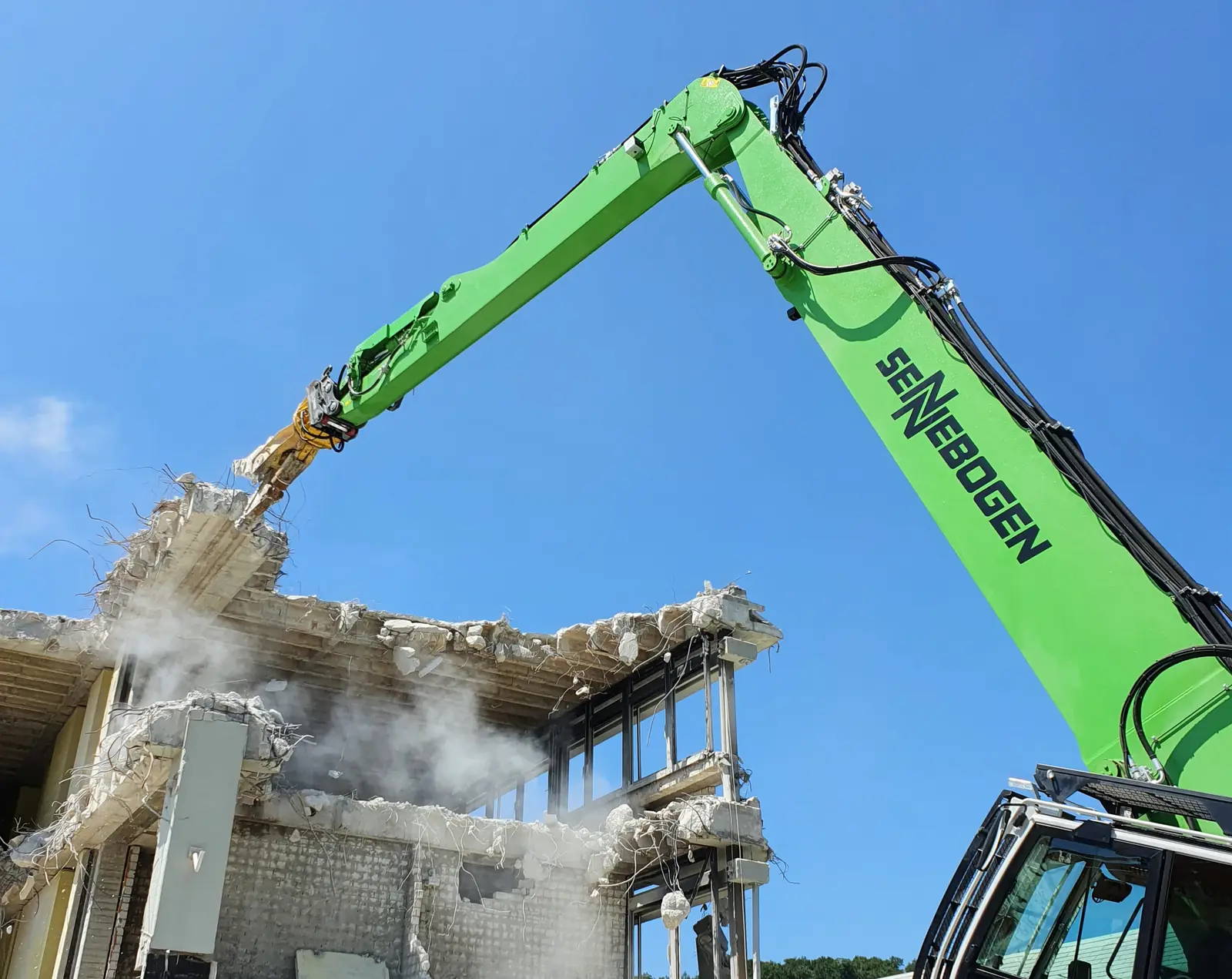 Sennebogen-Bagger beim Betonabbruch am Schulzentrum Deggendorf