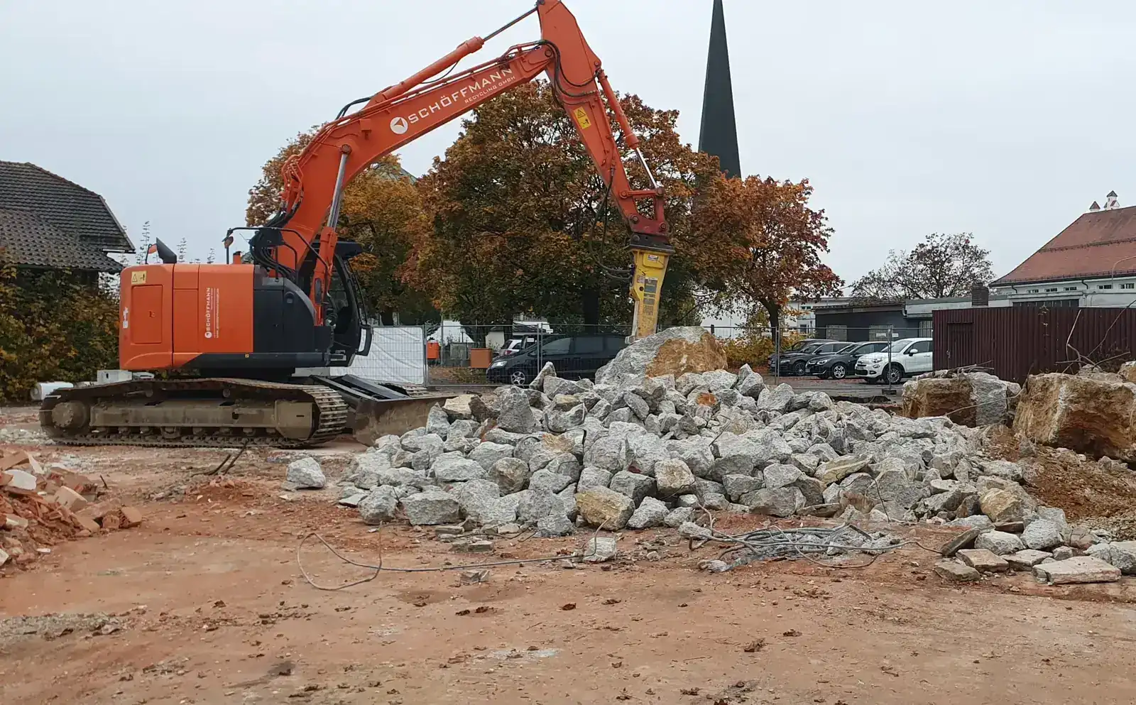 Abbruchbagger beim Betonaufbruch am Supermarkt-Projekt in Salzweg