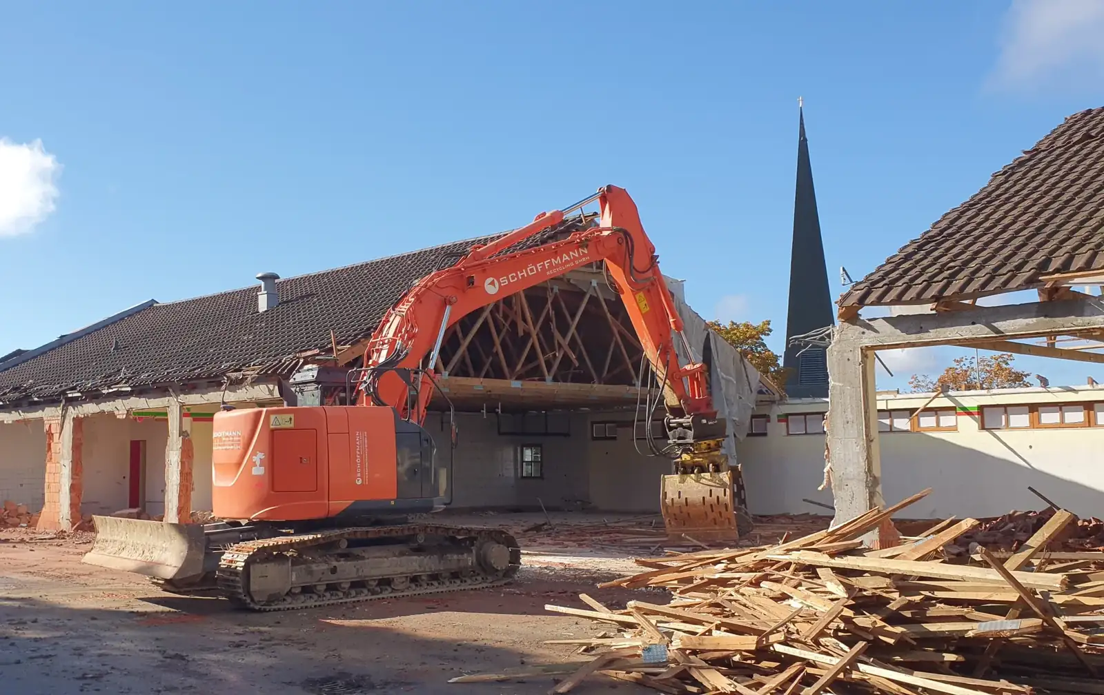 Mauerwerksarbeiten im Eingangsbereich des Supermarkt-Projekts in Salzweg