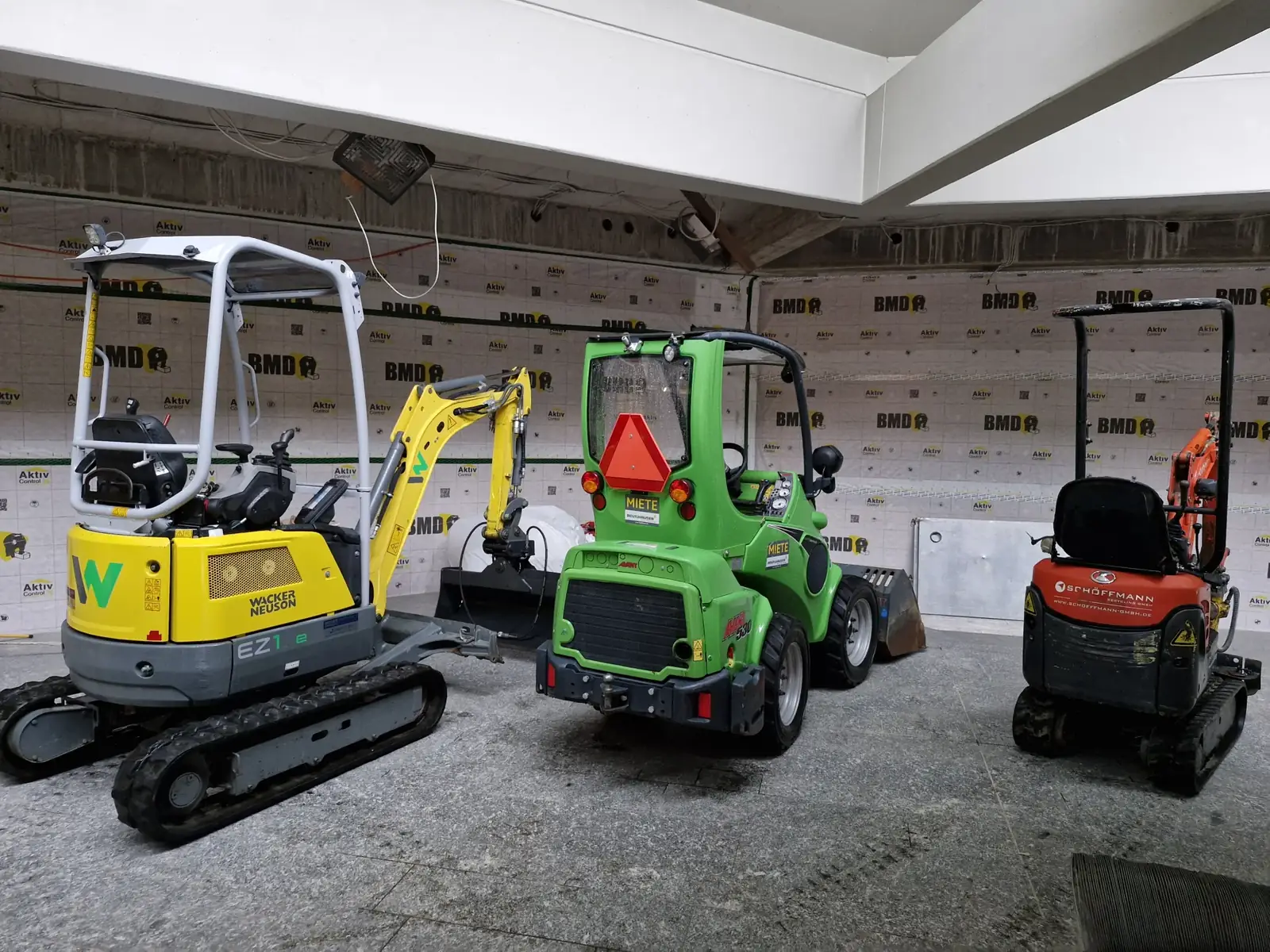 Baumaschinen im Innenraum waehrend der Entkernung an der Wirtschaftsschule Schwabach